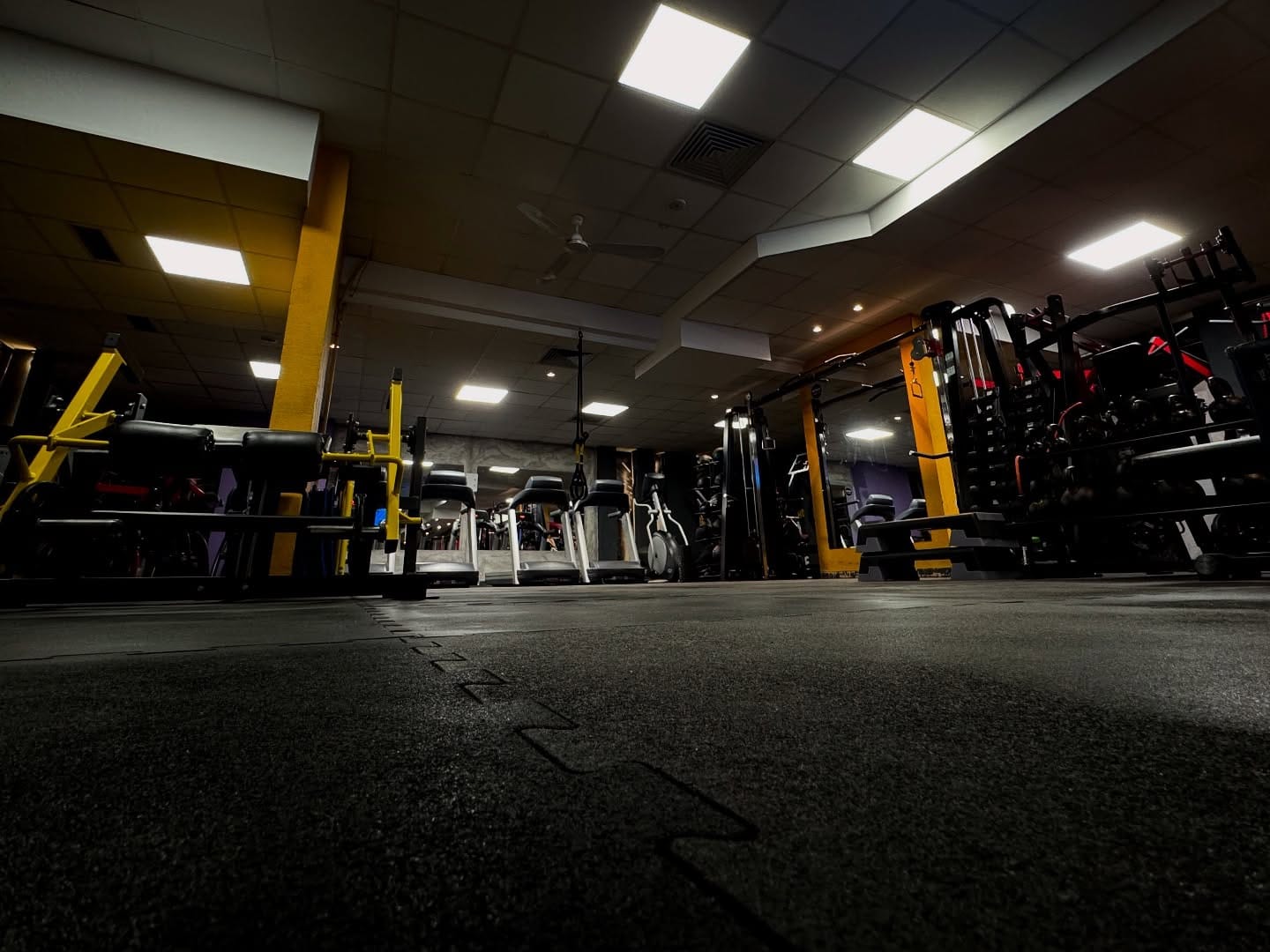 Sala Workout Trening Centra: gumeni pod, rekovi i mašine