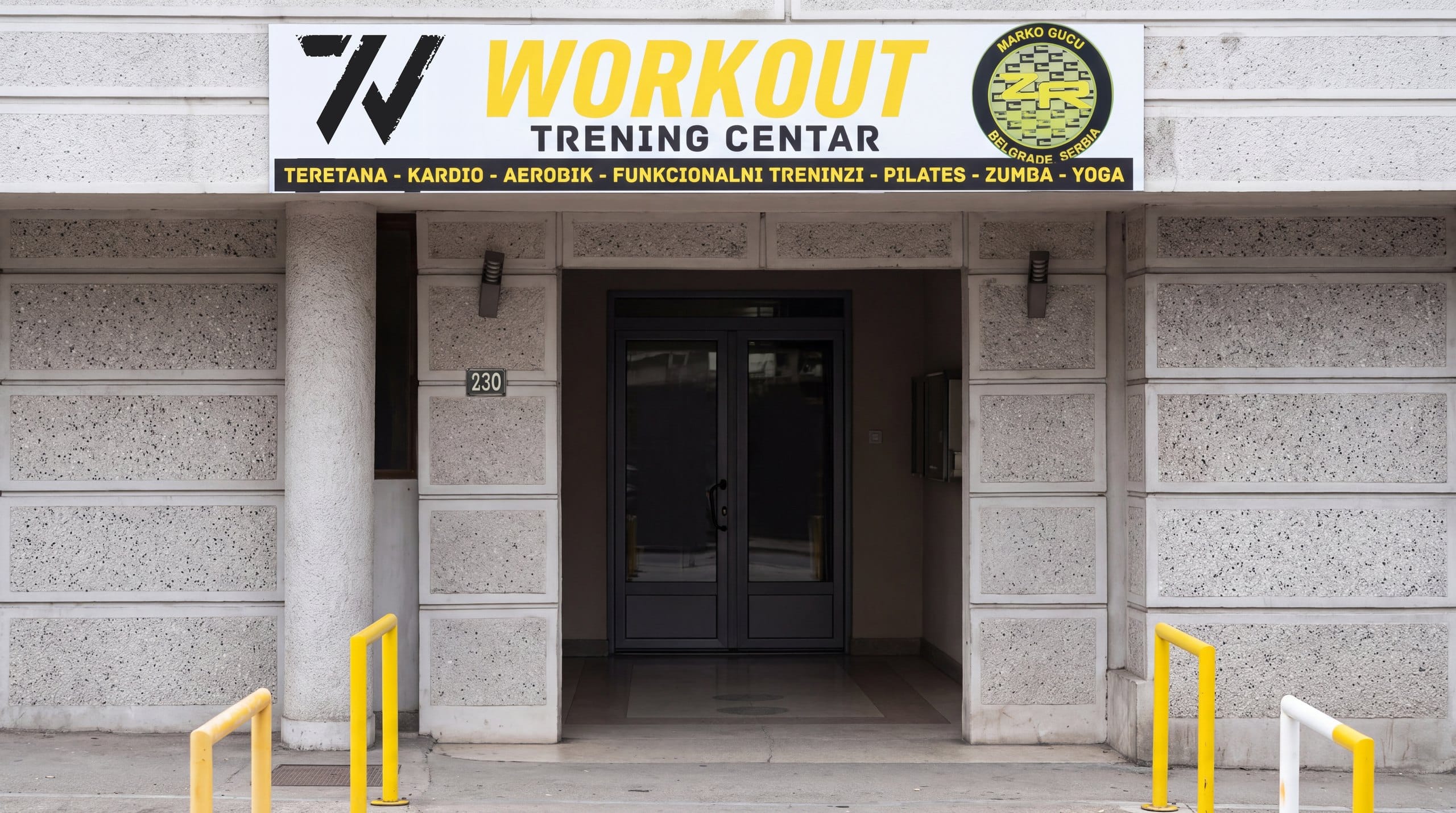 Ilustracija ulaza u Workout Trening Centar, Vojvode Stepe 230, napravljena prema Street View snimku