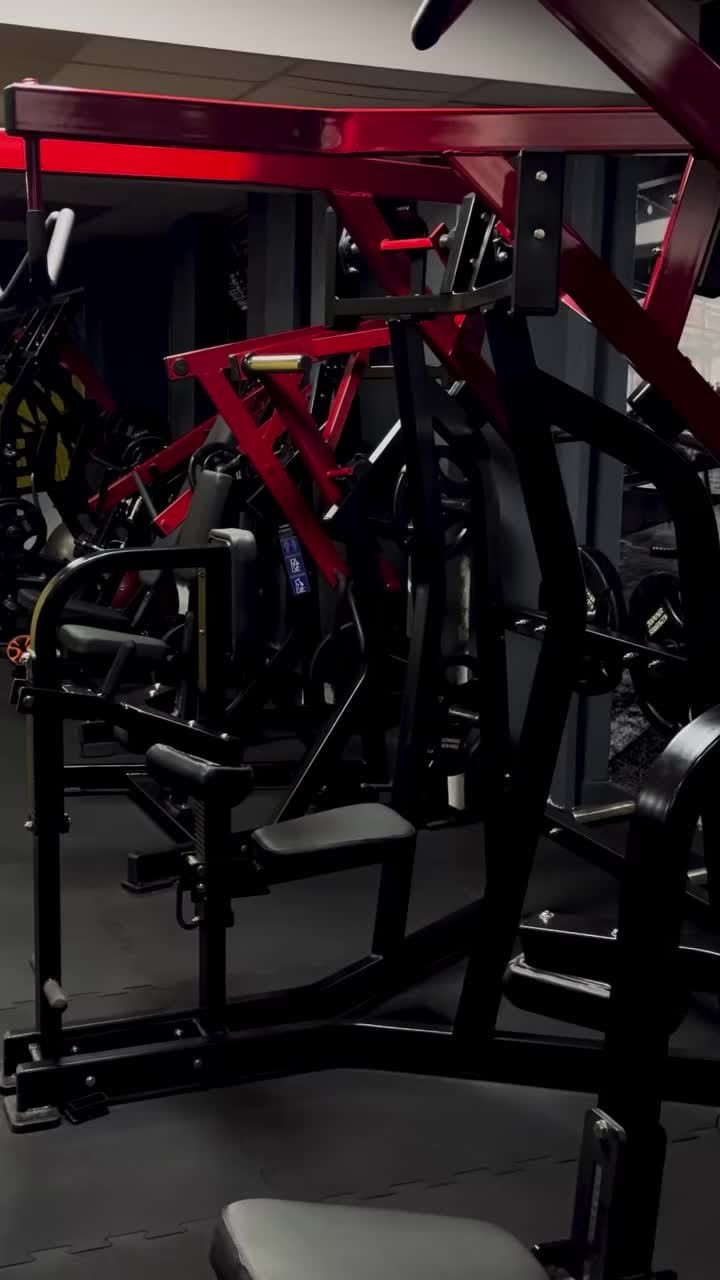 Crvene mašine sa pločama u sali Workout Trening Centra